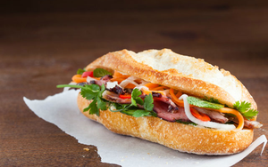 Vụ ngộ độc b&aacute;nh m&igrave; vỉa h&egrave;: Số người nhập viện l&ecirc;n 79 người - Ảnh 3.