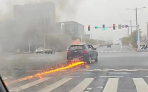 Bất ngờ &ocirc; t&ocirc; tải van bốc ch&aacute;y dữ dội ở Tp.HCM, trơ khung sau 10 ph&uacute;t - Ảnh 3.