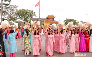 M&agrave;n rao tiếng Anh của người b&aacute;n h&agrave;ng rong ở Nha Trang th&agrave;nh bản hit triệu view g&acirc;y sốt to&agrave;n cầu - Ảnh 1.