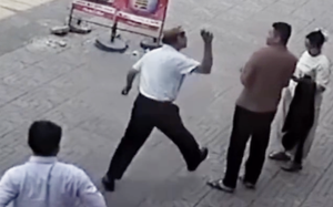 Ghen tu&ocirc;ng sau ly h&ocirc;n, &ldquo;t&igrave;nh cũ&rdquo; ch&eacute;m &ldquo;t&igrave;nh mới&rdquo;, ph&oacute;ng hỏa khiến nhiều nh&agrave; bị ch&aacute;y - Ảnh 5.