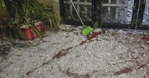 Kh&ocirc;ng kh&iacute; lạnh tr&agrave;n xuống, Bắc Bộ mưa d&ocirc;ng diện rộng, nguy cơ lốc, s&eacute;t v&agrave; mưa đ&aacute; - Ảnh 2.