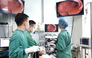 Phẫu thuật lấy b&uacute;i t&oacute;c "khủng" trong dạ d&agrave;y bệnh nhi 7 tuổi - Ảnh 2.