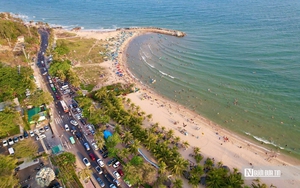 Du lịch bùng nổ dịp 30/4: Xe nối đuôi về Mũi Né, biển đông nghịt người, Đà Lạt chật kín điểm du lịch- Ảnh 18.