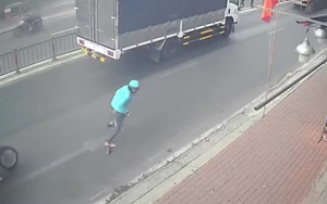 Bắt tạm giam kẻ uống rượu, kh&ocirc;ng bằng l&aacute;i, kẹp 3 ph&oacute;ng xe g&acirc;y tai nạn chết người - Ảnh 2.