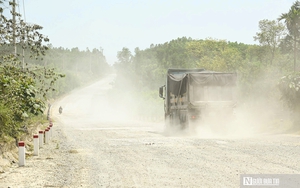 Va chạm kinh ho&agrave;ng với xe tải, taxi bị v&ograve; n&aacute;t, t&agrave;i xế tử vong thương t&acirc;m - Ảnh 2.