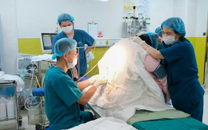Hai anh em chơi đ&ugrave;a tại nh&agrave;, b&eacute; 11 tuổi bị dao cắm v&agrave;o đầu kh&oacute; ngờ - Ảnh 3.
