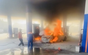 &Ocirc; t&ocirc; bốc ch&aacute;y ng&ugrave;n ngụt giữa đường, t&agrave;i xế mắc kẹt được giải cứu trong gang tấc - Ảnh 6.