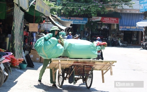 Nắng như đổ lửa c&ocirc;ng nh&acirc;n v&atilde; mồ h&ocirc;i b&aacute;m thi c&ocirc;ng tr&ecirc;n đại c&ocirc;ng trường- Ảnh 15.