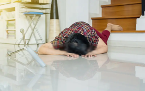 Tr&egrave;o cửa sổ ng&oacute;ng mẹ trở về, b&eacute; trai 4 tuổi tho&aacute;t chết kỳ diệu sau c&uacute; rơi từ tầng 11- Ảnh 3.