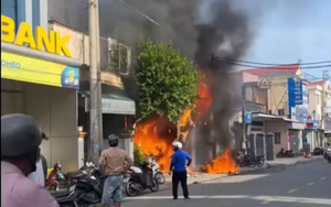 Đốt đầu đạn ph&aacute;o trước nh&agrave; h&agrave;ng x&oacute;m để trả th&ugrave;, người đ&agrave;n &ocirc;ng trung ni&ecirc;n bị khởi tố - Ảnh 2.