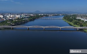 C&acirc;y cầu biểu tượng của Huế kho&aacute;c &ldquo;&aacute;o mới&rdquo;, trở lại sắc nhũ bạc nguy&ecirc;n bản - Ảnh 12.