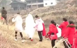 "Con xin ph&eacute;p gọi c&ocirc; l&agrave; m&aacute;": M&oacute;n qu&agrave; cưới đặc biệt khiến c&ocirc; d&acirc;u bật kh&oacute;c x&uacute;c động - Ảnh 4.