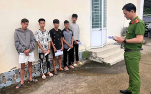 Clip &ocirc; t&ocirc; đi&ecirc;n li&ecirc;n tiếp t&ocirc;ng xe m&aacute;y trước qu&aacute;n karaoke: C&ocirc;ng an v&agrave;o cuộc điều tra- Ảnh 2.