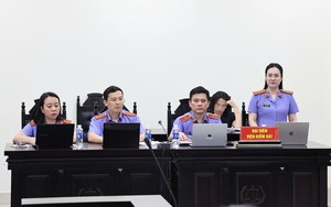 Clip &ocirc; t&ocirc; đi&ecirc;n li&ecirc;n tiếp t&ocirc;ng xe m&aacute;y trước qu&aacute;n karaoke: C&ocirc;ng an v&agrave;o cuộc điều tra- Ảnh 3.