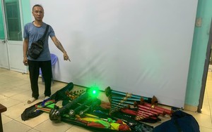 Bắt tạm giam Trưởng ph&acirc;n trường "l&agrave;m ngơ" cho "v&agrave;ng tặc" lộng h&agrave;nh khai th&aacute;c tr&aacute;i ph&eacute;p- Ảnh 3.