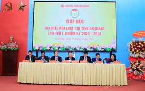 Trao Huy hiệu 35 năm tuổi Đảng cho 5 đảng vi&ecirc;n Trung ương Hội Luật gia Việt Nam - Ảnh 9.