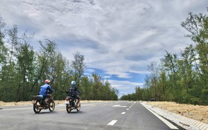 Khẩn cấp chống sạt lở ăn s&aacute;t l&agrave;ng, ngăn nỗi lo cho người d&acirc;n miền n&uacute;i Quảng Ng&atilde;i mỗi m&ugrave;a mưa lũ- Ảnh 5.