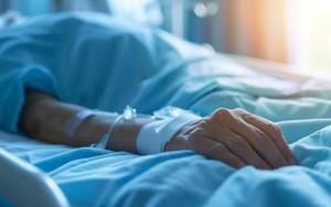 Sốt 40 độ sau chuyến du lịch, người đ&agrave;n &ocirc;ng 34 tuổi ho ra m&aacute;u, nguy kịch v&igrave; một sai lầm - Ảnh 3.