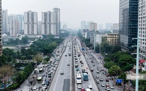 Xưởng nhựa ở H&agrave; Nội bất ngờ bốc ch&aacute;y, kh&oacute;i đen bốc cao h&agrave;ng chục m&eacute;t - Ảnh 4.