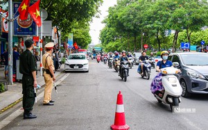 CSGT H&agrave; Nội kiểm tra nồng độ cồn ng&agrave;y nghỉ lễ, &ldquo;Một cốc bia từ s&aacute;ng&rdquo; vẫn bị xử l&yacute; - Ảnh 1.