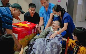 H&agrave;ng trăm người d&acirc;n cầm cờ Tổ quốc, nghẹn ng&agrave;o đ&oacute;n liệt sĩ trở về sau gần 60 năm- Ảnh 7.