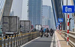 Ng&agrave;y đầu thực hiện giữ khoảng c&aacute;ch tr&ecirc;n cầu Nhật T&acirc;n: Biển b&aacute;o bất ngờ bị th&aacute;o bỏ- Ảnh 8.