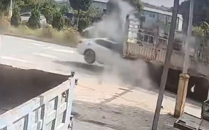 Đang đứng thổi bụi, người đ&agrave;n &ocirc;ng bị xe lu c&aacute;n tử vong - Ảnh 4.