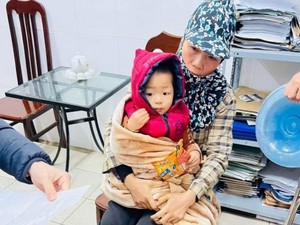 Hà Nội: Bé trai bị bỏ rơi ngoài cánh đồng giữa trời lạnh kèm lời nhắn xót xa