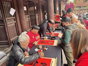 Hàng nghìn người tấp nập xin chữ đầu năm tại Văn Miếu- Ảnh 2. Người dân xếp hàng dài chờ xin chữ đầu năm ở Văn Miếu