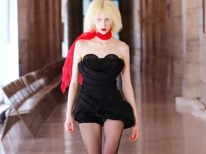 "Check in" mùa thu Hà Nội giữa lòng Bình Phước- Ảnh 19. Buổi trình diễn mùa thu năm 2023 của Marc Jacobs sử dụng ChatGPT