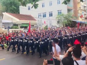 Cận cảnh hơn 3.000 cán bộ, chiến sĩ CAND hợp luyện  diễu binh chào mừng lễ 30/4- Ảnh 35. Người dân háo hức đứng kín 2 bên đường xem diễu binh kỷ niệm 70 năm chiến thắng Điện Biên Phủ