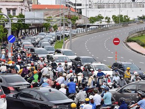 Người dân vất vả qua cầu Bình Triệu 1 trong ngày đầu cấm xe- Ảnh 11.
