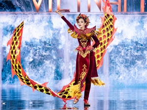 Hoàng Phương diễn trang phục dân tộc “Thiên Long” ấn tượng ở Miss Grand International 2023