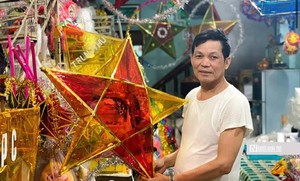 Nghệ nhân hơn 30 năm lưu giữ nghề làm lồng đèn truyền thống