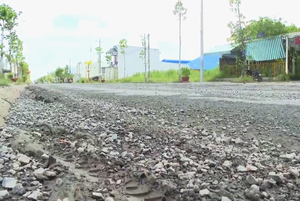 Đắk Lắk: Hơn 10 năm vẫn chưa hoàn thành tuyến đường 2,1km, nguy cơ mất an toàn khi lưu thông- Ảnh 15.