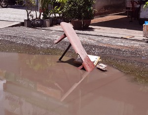 Du khách “méo mặt” vì đường vào Di tích Quốc gia đặc biệt Gành Đá Đĩa xuống cấp- Ảnh 18.