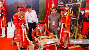 H&agrave;ng trăm người n&iacute;n thở khi ch&agrave;ng trai P&agrave; Thẻn lao v&agrave;o than đỏ- Ảnh 5.