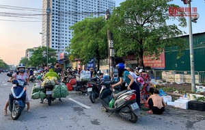 Chợ cóc bủa vây Hà Nội, chợ chính “thất thủ”, giao thông kẹt cứng - Ảnh 17.