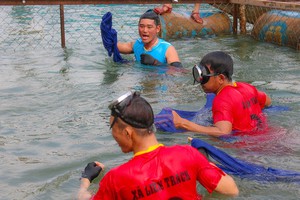 N&aacute;o nhiệt hội thi bắt c&aacute; tay kh&ocirc;ng trong m&ugrave;a lễ hội đầu xu&acirc;n - Ảnh 4.