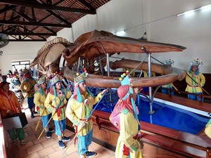 Người d&acirc;n, du kh&aacute;ch h&ograve;a m&igrave;nh v&agrave;o Lễ hội Nghinh &Ocirc;ng ở Phan Thiết- Ảnh 14.