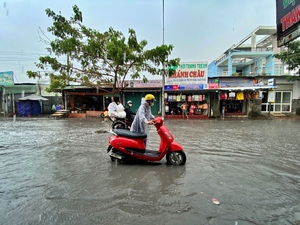 Thành phố Hồ Chí Minh còn 18 tuyến đường ngập do mưa và triều cường