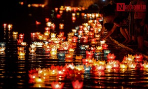 Đại kỳ xuất hiện bên dòng sông Hương thơ mộng thu hút người dân cùng du khách- Ảnh 10. Lung linh lễ hội hoa đăng mừng Đại lễ Phật đản Vesak 2019