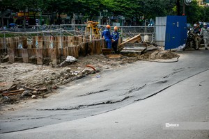 Hà Nội: Bất ngờ sụt lún hơn 20 mét đường ven sông Tô Lịch