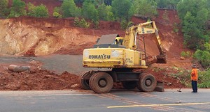 Ổ gà chi chít trên Quốc lộ 14: Bao giờ chấm dứt cảnh “vá đâu hư đó”?- Ảnh 16.