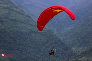 Ngắm nhìn dù lượn bay trên mùa vàng tại Mù Cang Chải