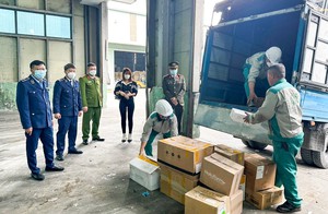Phát hiện xe tải chở 1.200 lọ kem dưỡng da không rõ nguồn gốc- Ảnh 2. Thu giữ, tiêu hủy lô mỹ phẩm nhập lậu gần 900 triệu đồng