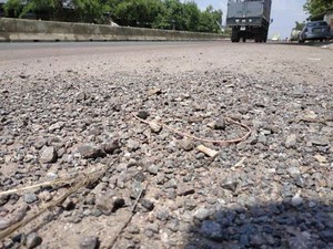 Du khách “méo mặt” vì đường vào Di tích Quốc gia đặc biệt Gành Đá Đĩa xuống cấp- Ảnh 19.