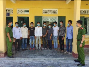 Bắt 4 đối tượng phá rừng, thiệt hại hơn 150m³ gỗ quý- Ảnh 1.