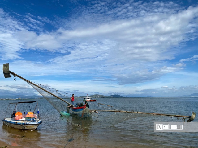 Lực lượng chức năng bắt một trường hợp sử dụng xung điện, xiếc máy tận diệt thủy sản ở Nhơn Lý, Tp. Quy Nhơn (Bình Định). Ảnh: Công Cường