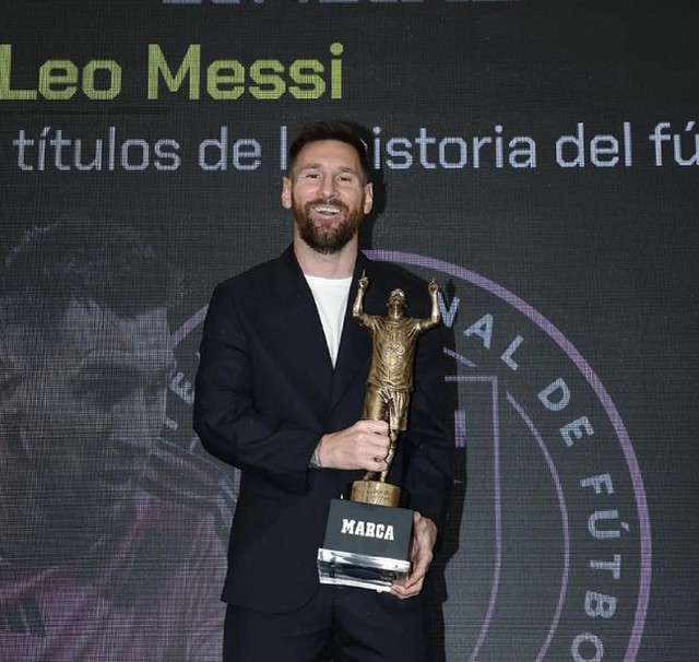 Messi nhận giải thưởng của Marca.